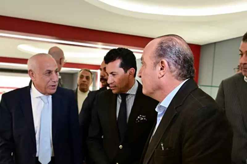 تأكيدًا لدعمه للأبيض.. أشرف صبحي يلتقي مجلس إدارة نادي الزمالك (صور) 